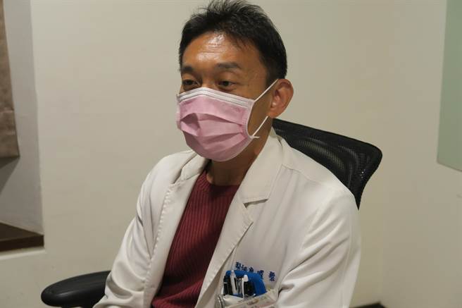 衛福部彰化醫院家醫科主任廖曜磐表示，很多人以為跌倒骨折就是骨鬆引起的，其實是肌力不足，因撞擊力大，即使沒有骨鬆照樣骨折。（吳敏菁攝）