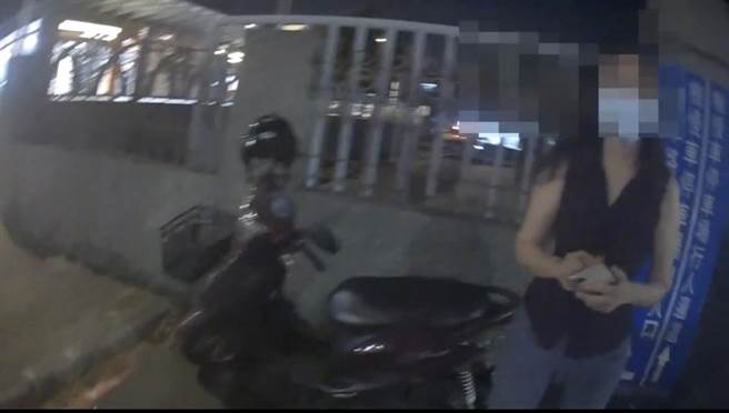 34岁的陈姓女子和49岁的柯姓女子在路上发生擦撞，柯女眼看只是小车祸便说「小擦撞而已吧？我先走啰！」随后骑车离开现场。（高市凤山分局提供／杨舒婷高雄传真）