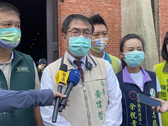 台南市教育局今天表示，市長黃偉哲（中）上任以來，挹注充裕資源於教育，台南文教力第一，有目共睹。（曹婷婷攝）