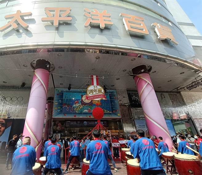丰原太平洋百货31周年庆29日登场，由玉山高中太鼓队为活动揭开序幕。（陈淑娥摄）