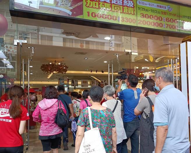 丰原太平洋百货31周年庆29日登场，民眾鱼贯进入馆内抢好康。（陈淑娥摄）