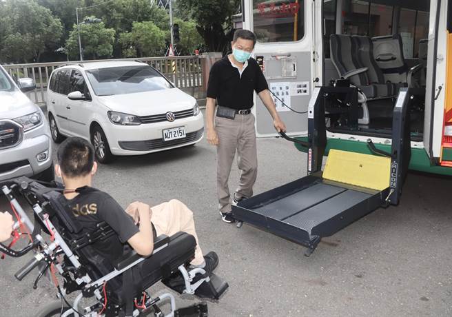 郑英杰现任职前镇区成功特殊教育学校校车驾驶，当起特教生的双脚。（高市教育局提供／杨舒婷高雄传真）
