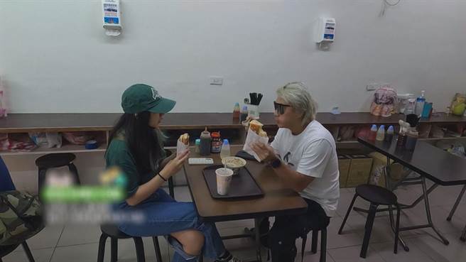 王仁甫（右）悠閒与女儿享受早餐。（中视提供）