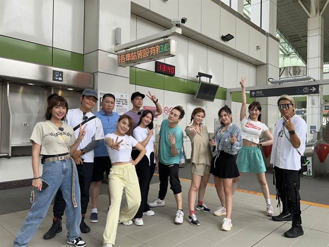 峮峮（左起）、孙协志、赵正平、小优、许孟哲、赖薇如、绿茶、萝莉塔、杨晨熙、舒子晨、王仁甫。（中视提供）