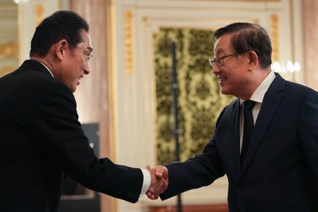 图为中国全国政协副主席万钢（右）在东京与日本首相岸田文雄握手。（资料照／新华社）