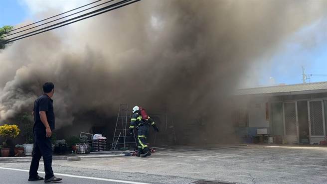 台東市山西路2段今天上午11點許發生住宅火警。（讀者提供／蔡旻妤台東傳真）