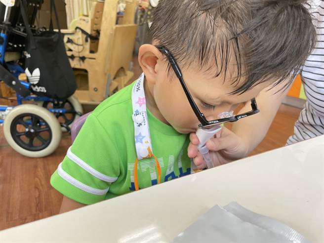 玛利亚基金会学员使用唾液快筛试剂快筛，减少抗拒，也更便利。（玛利亚基金会提供／冯惠宜台中传真）