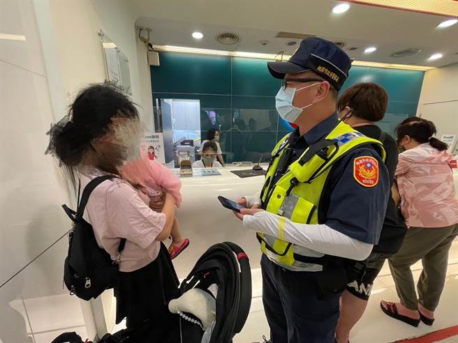 八德警分局员警与中国信托银行行员昨联手阻诈，保住女子33万元的存款。（八德警分局提供／陈梦茹桃园传真）