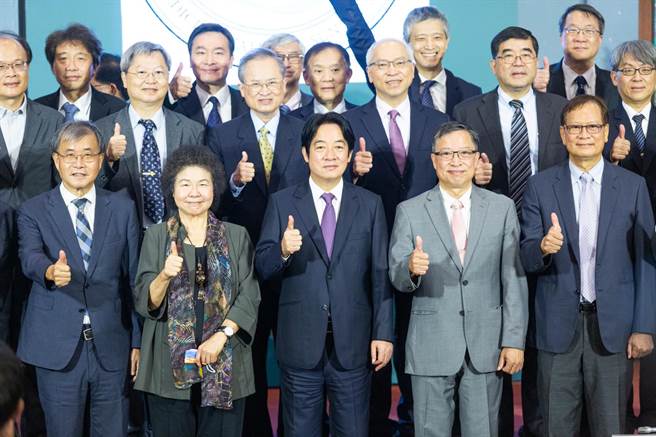 国立中山大学医学院结盟高雄荣总、高雄长庚、台南奇美及高雄医学院4家医学中心作为教学医院，29日揭牌，副总统赖清德、国家人权委员会主任委员陈菊等人出席祝贺。（袁庭尧摄）