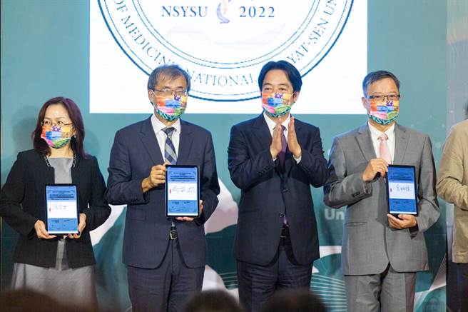 副总统赖清德（右二）期勉医学系毕业生「要有人文素养」，医学院更该重视「以人为本的教育」、「人权教育」。（袁庭尧摄）