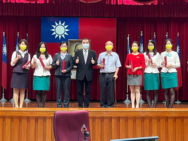 侯友宜表扬拦阻诈骗有功的金融机构及超商人员。（王扬杰摄）