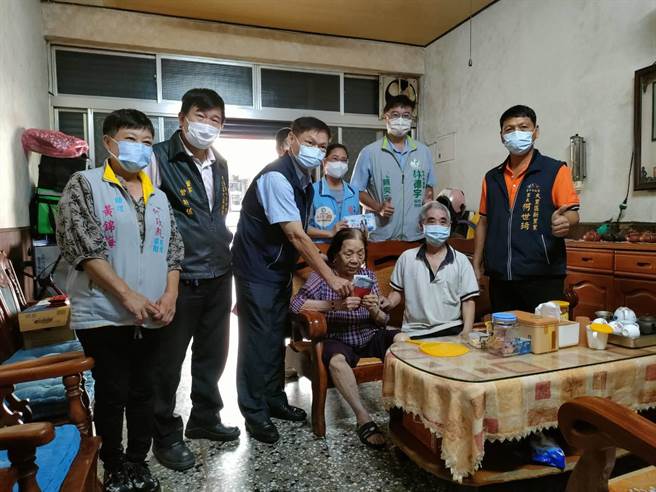 重阳佳节将至，大里区区长郑正忠于29日上午率员拜访区内3位百岁人瑞，致赠礼金及贺礼以表达祝福。（潘虹恩摄）
