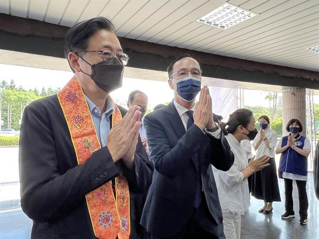 国民党主席朱立伦29日携手党内桃园市长参选人张善政参加净空老和尚圆寂传供讚颂大典。(蔡依珍摄)
