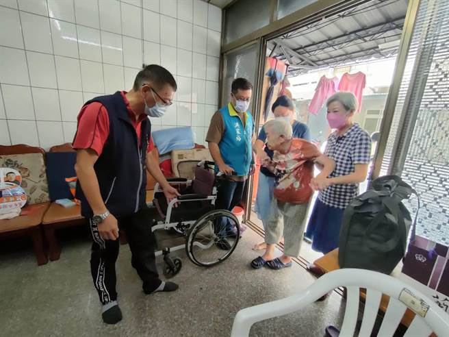 102岁林奶奶平常坐轮椅行动，见到大家相当开心，站起来表演「走」秀。（潘虹恩摄）