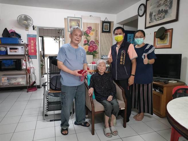 103岁的刘奶奶保养得宜，身材苗条且气色很好。（潘虹恩摄）