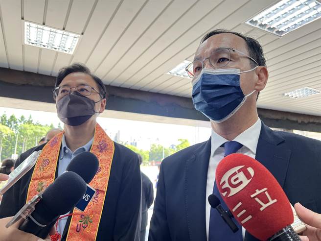 国民党主席朱立伦29日携手党内桃园市长参选人张善政参加净空老和尚圆寂传供讚颂大典。(蔡依珍摄)