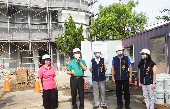 市議員吳敏濟於今天上午邀集社會局副局長陳坤皇等人，一起到場現勘水美社區活動中心耐震補強，和增設無障礙電梯暨屋頂等防水工程。(市議員吳敏濟服務處提供)