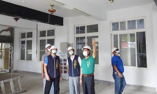 市議員吳敏濟於今天上午邀集社會局副局長陳坤皇等人，一起到場現勘水美社區活動中心耐震補強，和增設無障礙電梯暨屋頂等防水工程。(市議員吳敏濟服務處提供)