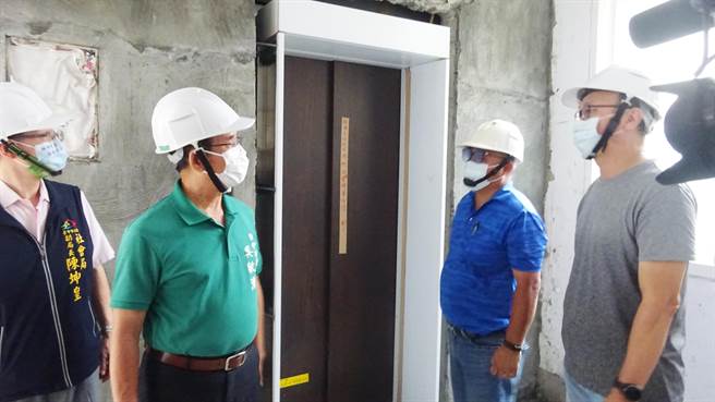 市議員吳敏濟於今天上午邀集社會局副局長陳坤皇等人，一起到場現勘水美社區活動中心耐震補強，和增設無障礙電梯暨屋頂等防水工程。(市議員吳敏濟服務處提供)