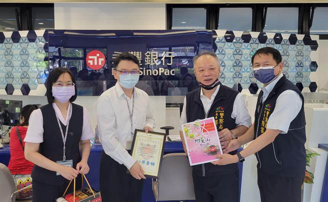 台中市警察局长蔡苍柏偕同二分局长陈家铭到永丰银行北台中分行致赠中警阻诈熊、礼品及感谢状，感谢行员为警民合作做出最佳示范。（台中市第二分局提供／冯惠宜台中传真）