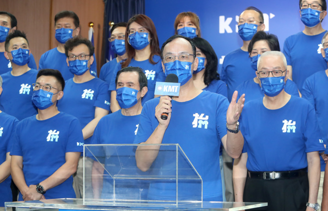 國民黨9月27日舉行「為你拚好日子」九合一助選團成立誓師大會，由國民黨主席朱立倫（前）、前主席吳敦義（右起）、馬英九及江啟臣（前左）等人組成龐大的助選團隊，朱立倫上台致詞勉勵全黨同志全力輔選。（資料照,鄭任南攝）