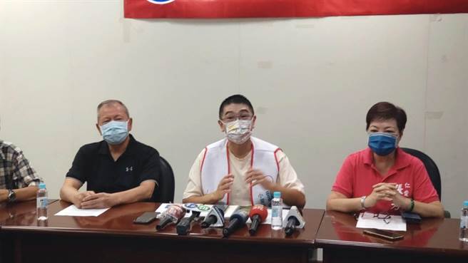 國民黨基隆市長參選人謝國樑（圖中）表示，民進黨立院黨團烏龍爆料，他將在3天內對烏龍爆料及散播不實訊息的民代提告。（張志康攝）