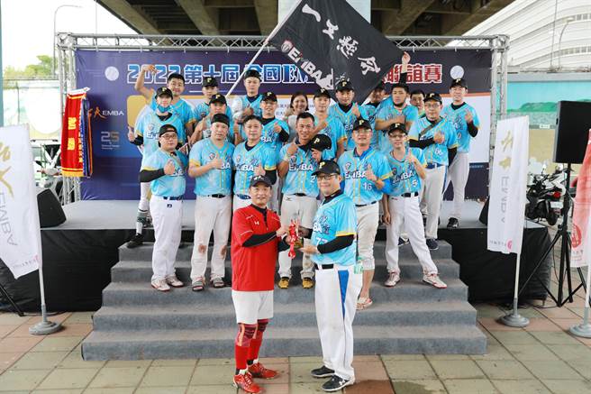 静宜EMBA垒球队成军11年，强棒出击勇夺全国季军。（静宜大学提供）