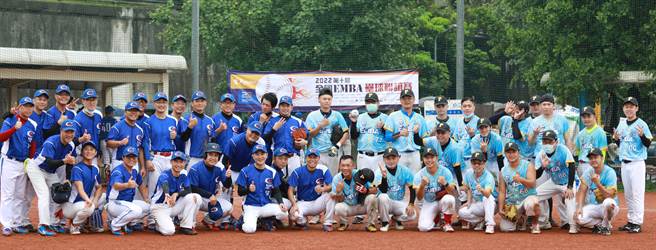 静宜EMBA垒球队发挥强劲组织战力，在2022第10届全国EMBA垒球联谊赛中勇夺佳绩，荣获全国季军。（静宜大学提供）