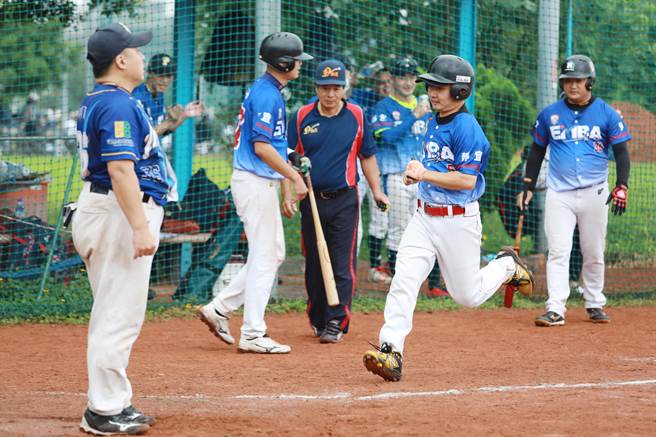 2022第10届全国EMBA垒球联谊赛，共计27支队伍参赛，各校实力坚强竞争激烈。（静宜大学提供）