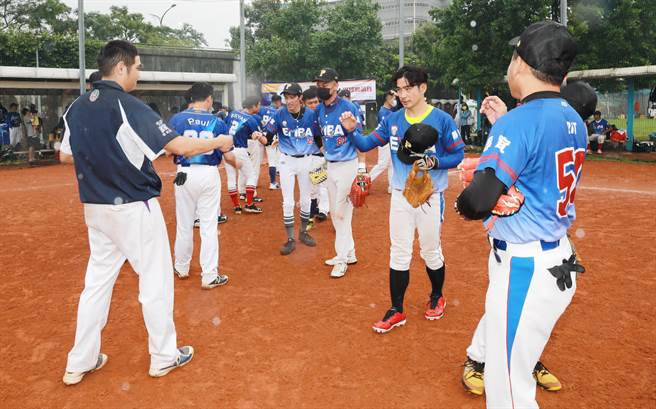 静宜EMBA垒球队成军11年，更是全国垒球联谊赛的创办学校。（静宜大学提供）
