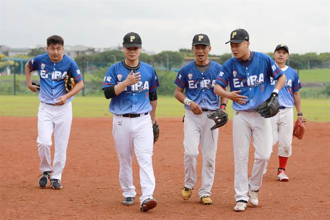静宜EMBA垒球队经过两年备战，虽然比赛当时下起大雨，仍浇不熄队员的热情，充分展现运动精神与毅力。（静宜大学提供）