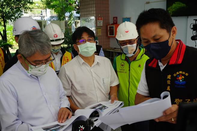 花莲县政府建设处长邓子榆（右），向内政部次长花敬群（左）、营建署长吴欣修（中）说明县内房舍受损概况。(王志伟摄）