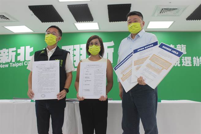 民进党新北市长参选人林佳龙竞选办公室发言人何博文、李晏榕、李坤城（右起）批侯友宜博士论文滥权违法，提3质疑要求道歉。（陈慰慈摄）
