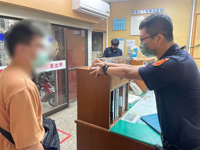 张姓男子接到诈骗集团电话，因有被骗经验，于是边讲电话边跑到派出所求援。（警方提供）