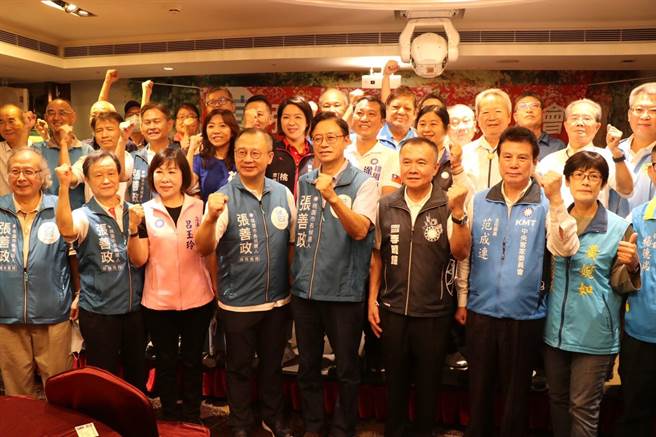 國民黨桃園市長參選人張善政桃園客家之友會今日舉行成立大會。（蔡明亘攝）