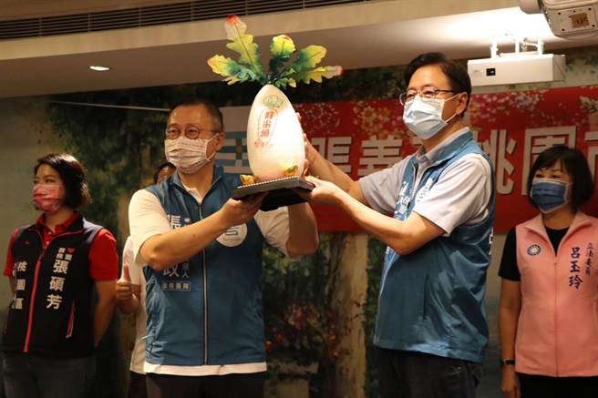 國民黨桃園市長參選人張善政桃園客家之友會長、前桃園縣長吳志揚送上好彩頭。（蔡明亘攝）