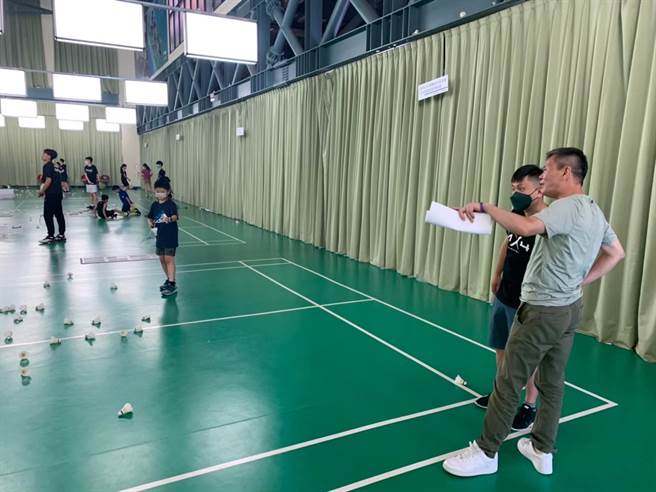 竹北市长参选人林为洲（右）端出政见，认为竹北应该再设一座国民运动中心。（林为洲团队提供／邱立雅竹县传真）