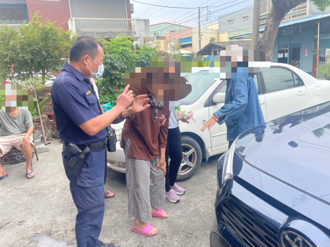 高雄一名老妇徘徊在大马路中找儿子车祸目击者，直到遇见家人才知道背后藏洋葱。(戴志扬翻摄)