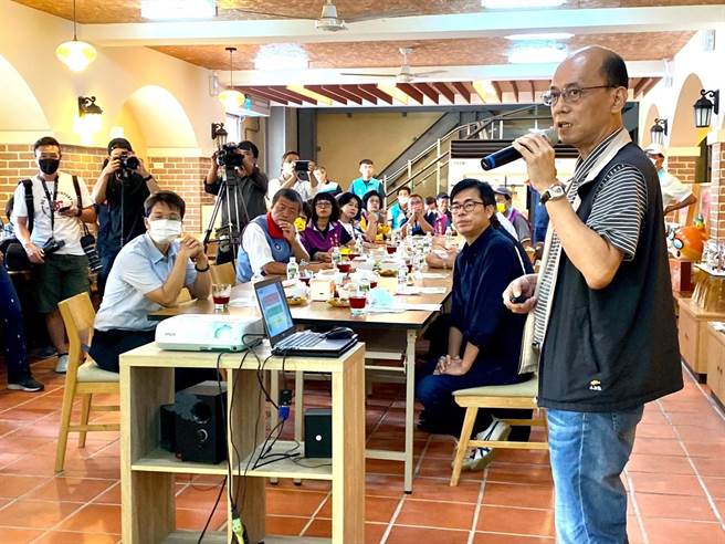 高雄市长陈其迈上任后大力支持农民，协助推广农产品，大旗美地区农民有感于市长对他们照顾和支持，大旗美地区农会也决定站出来相挺市长，做陈其迈连任最有力的后盾。 (民眾提供／林雅惠传真)