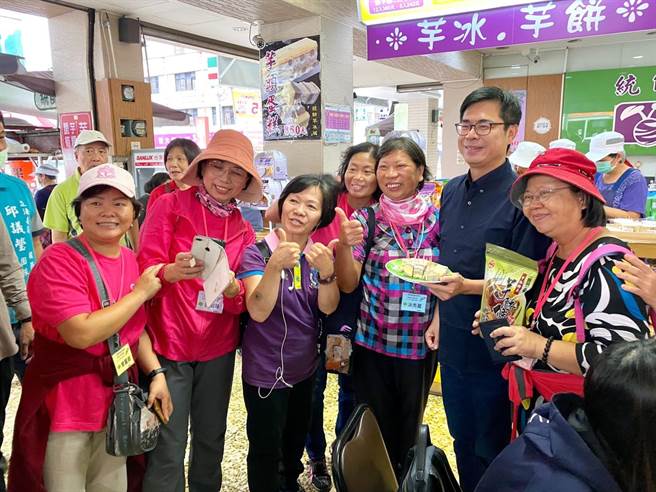 高雄市长陈其迈上任后大力支持农民，协助推广农产品，大旗美地区农民有感于市长对他们照顾和支持，大旗美地区农会也决定站出来相挺市长，做陈其迈连任最有力的后盾。 (民眾提供／林雅惠传真)
