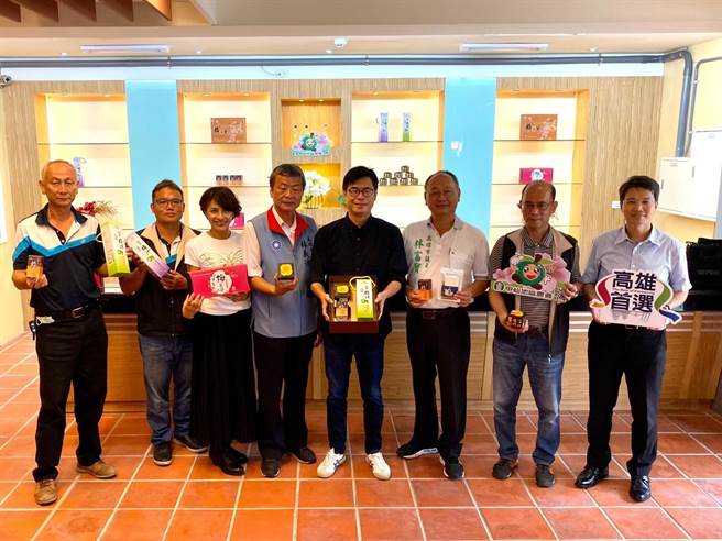 高雄市长陈其迈上任后大力支持农民，协助推广农产品，大旗美地区农民有感于市长对他们照顾和支持，大旗美地区农会也决定站出来相挺市长，做陈其迈连任最有力的后盾。 (民眾提供／林雅惠传真)