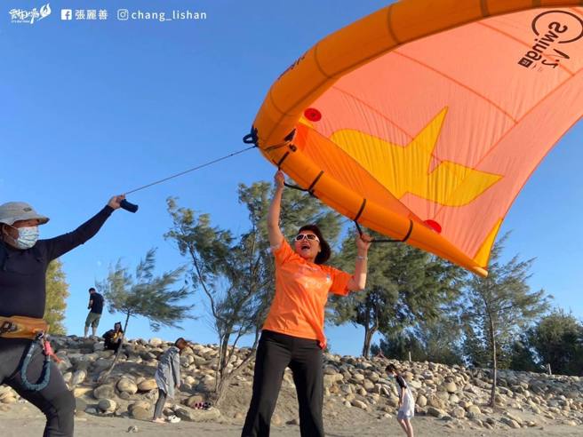张丽善邀请大家体验风筝衝浪的魅力。(取自张丽善脸书)