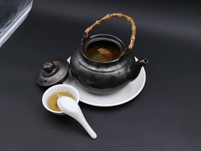 睡虎宴席料理共准备了15道优质店家的特色料理，包括客家胡椒鸭、客家咸汤圆、梅干扣肉擂茶刈包、膨风茶鸡汤等等。（新竹县府提供／邱立雅竹县传真）