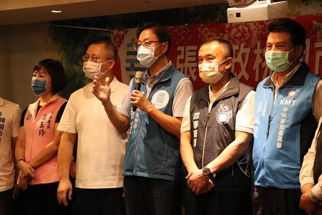 国民党桃园市长参选人张善政（中）今公布客家政见。（蔡明亘摄）