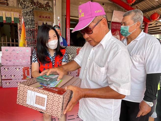 九九重阳节前夕，同安二奉堂社会关怀协会叶季庭理事长特别于9月29日率领理监事前往屏东县南州乡同安村关怀慰问长者。（同安二奉堂提供）