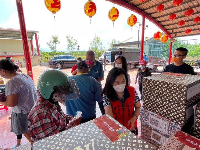 重阳节前夕，同安二奉堂社会关怀协会用爱关怀老人回馈家乡。（同安二奉堂提供）