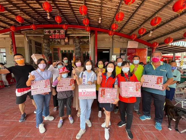 重阳节前夕，同安二奉堂社会关怀协会用爱关怀老人回馈家乡。（同安二奉堂提供）