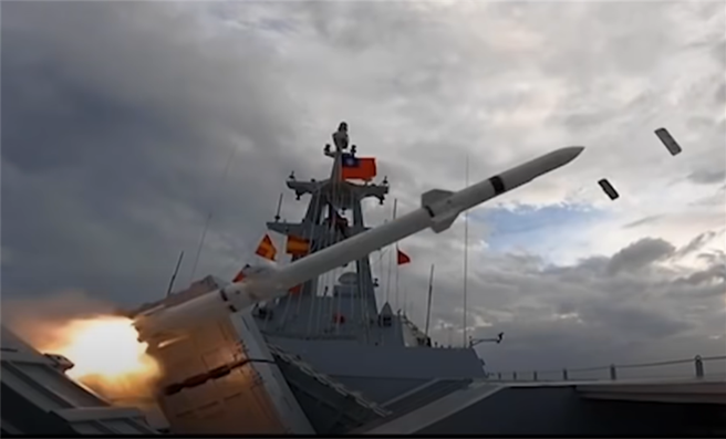 中科院研发的海剑二对空飞弹，可有效打击空中来犯敌机，图为射击画面。(海军司令部提供)