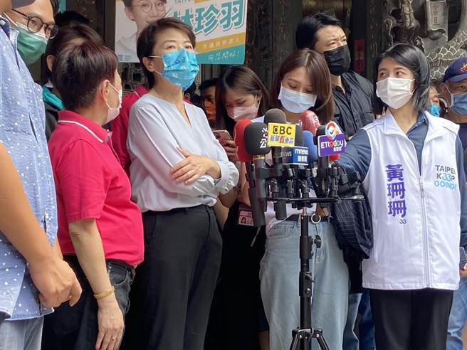 黃珊珊今中午前往大同區太平市場以及慈聖宮掃街拜票，會後受訪。（陳薏云攝）