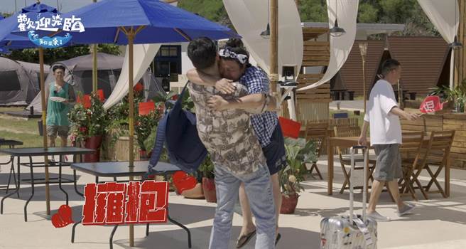 阮经天拥抱曾饰演他岳母的林美秀。（灰人文化传媒提供）